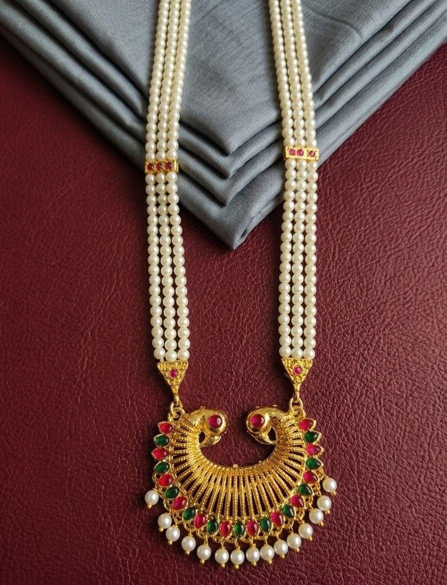 “Emerald Elegance: A Timeless Traditional Look”