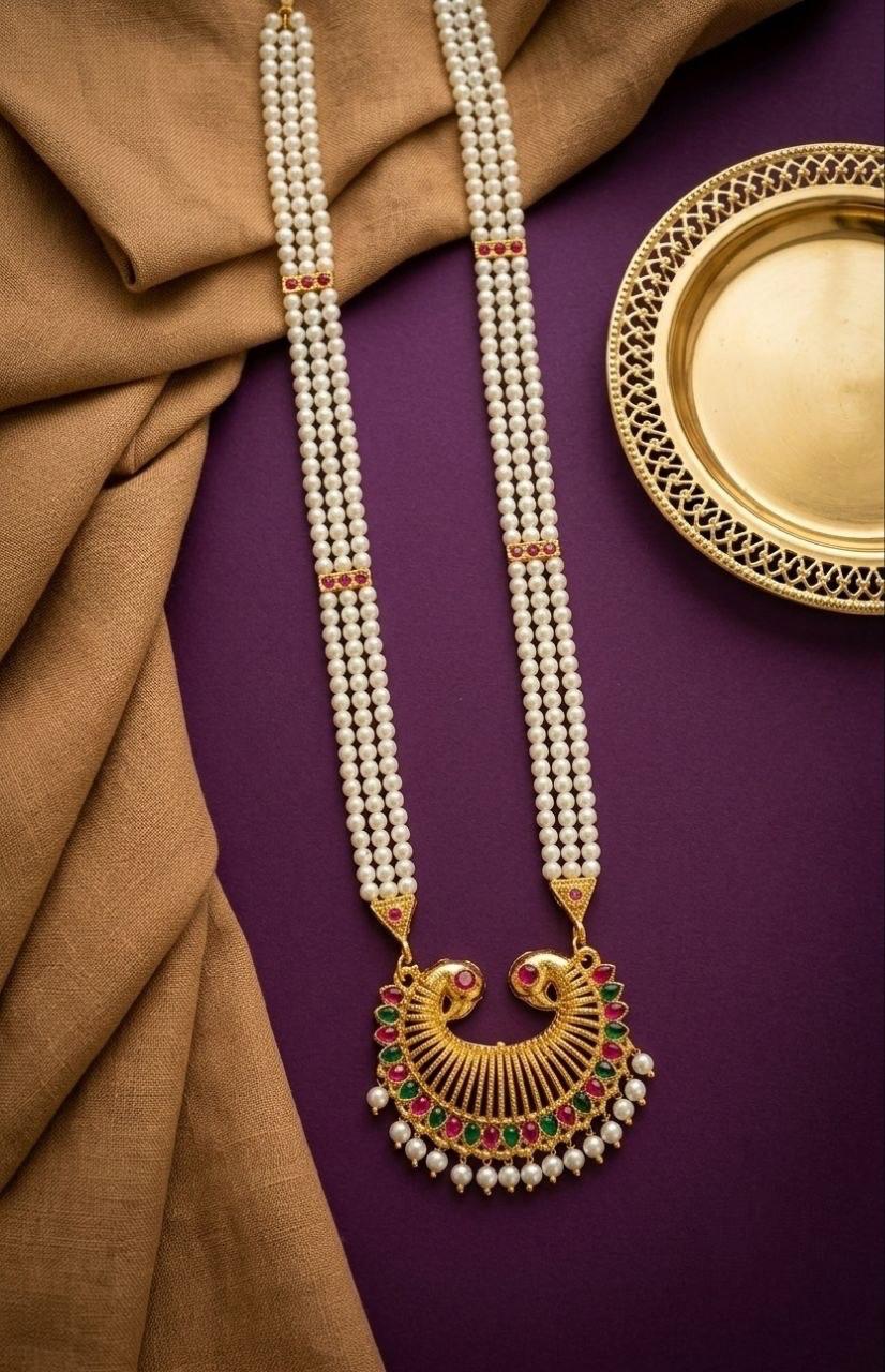 “Emerald Elegance: A Timeless Traditional Look”