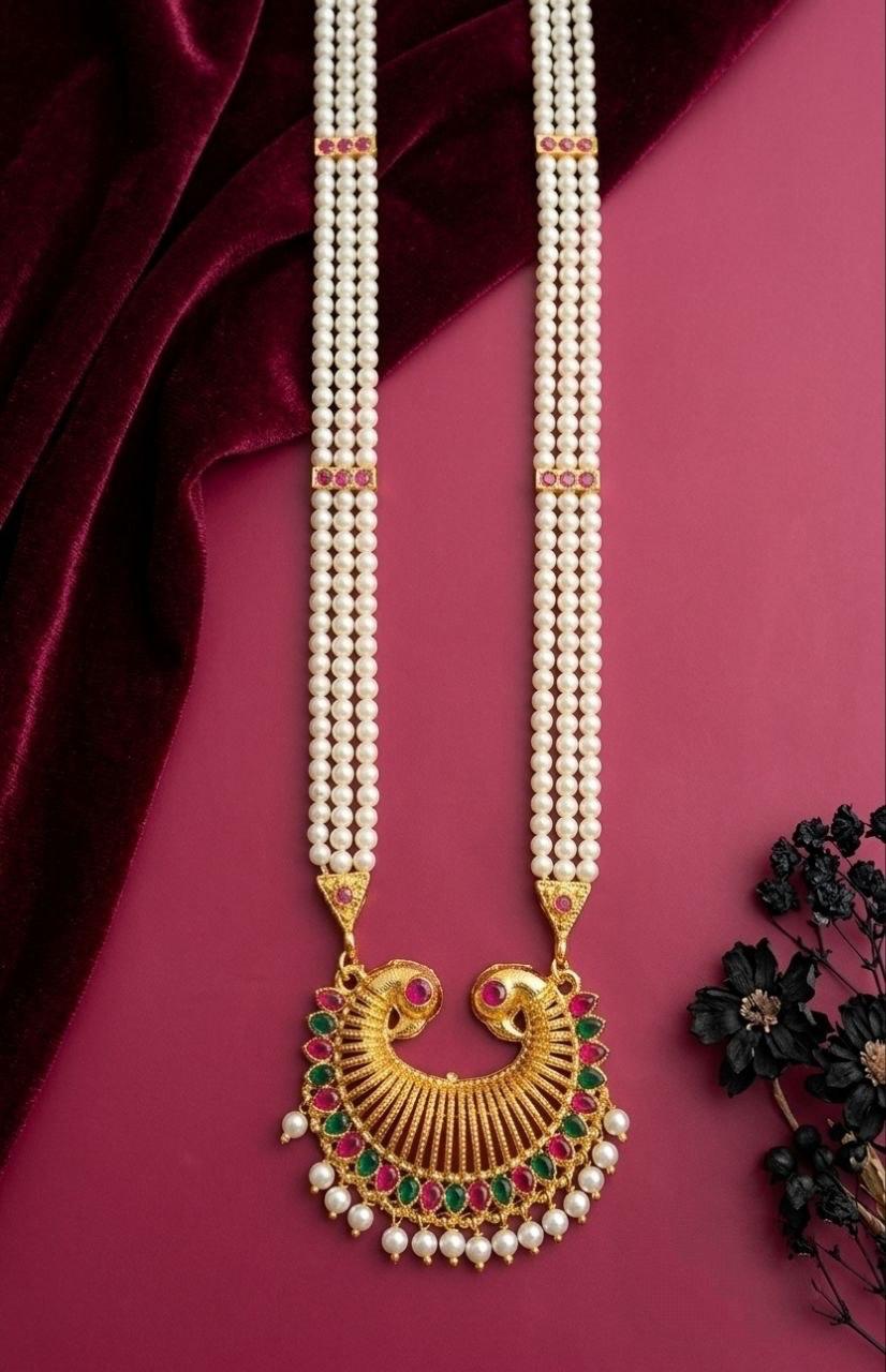 “Emerald Elegance: A Timeless Traditional Look”